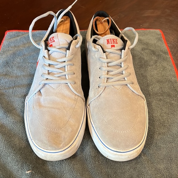 Nike Satire casual sneaker light grey, red and white 536404-064 size 12 - Picture 2 of 6